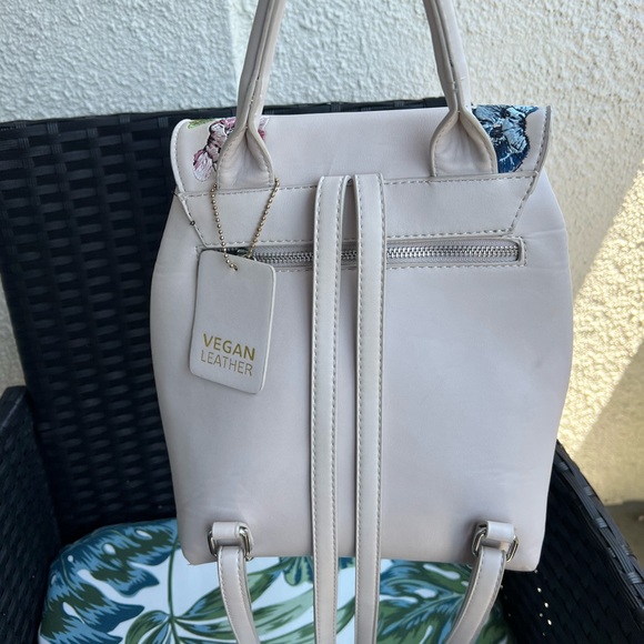 Backpack - Picture 3 of 4